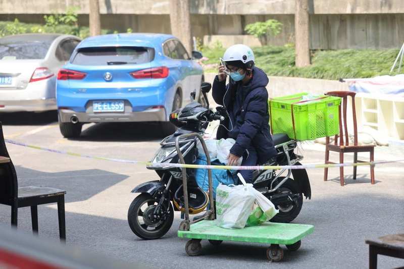  美团、淘宝、京东齐发声！响应外卖新规，联合骑手整治虚假店铺 新闻 美团、淘宝、京东齐发声！响应外卖新规，联合骑手整治虚假店铺 新闻 美团、淘宝、京东齐发声！响应外卖新规，联合骑手整治虚假店铺 新闻