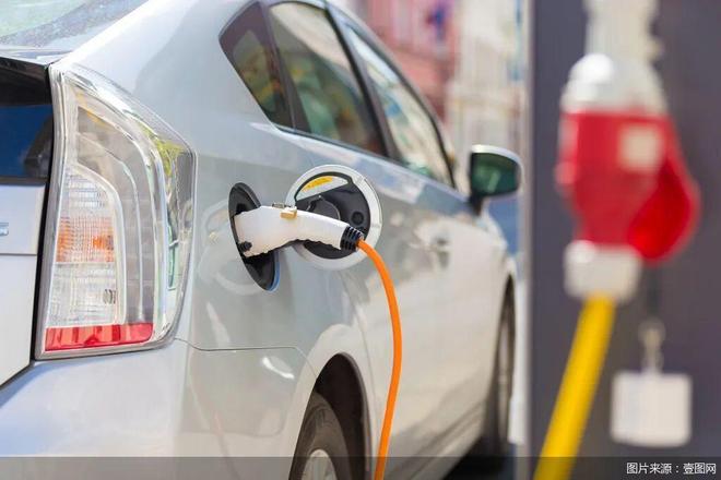  新能源车险自主定价系数迎来新一轮优化，区间扩至0.55至1.45；行业渐进式改革持续推进，助力风险精准匹配与生态重塑。 汽车科技