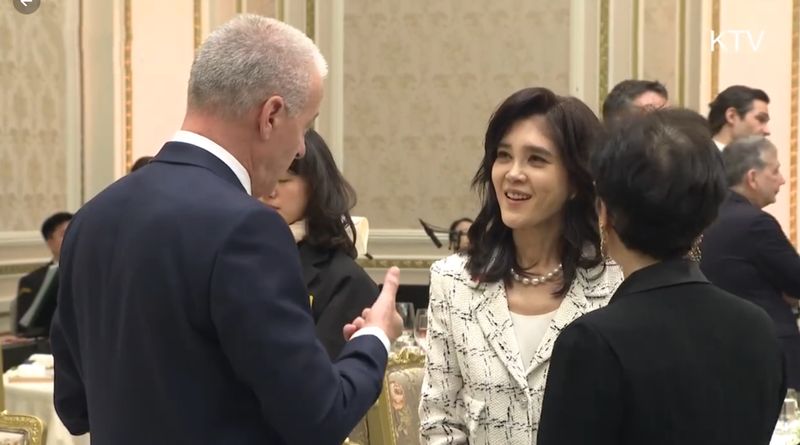  【深度拆解】李富真国宴着装：职业化穿搭背后的女性领导力哲学 企业服务