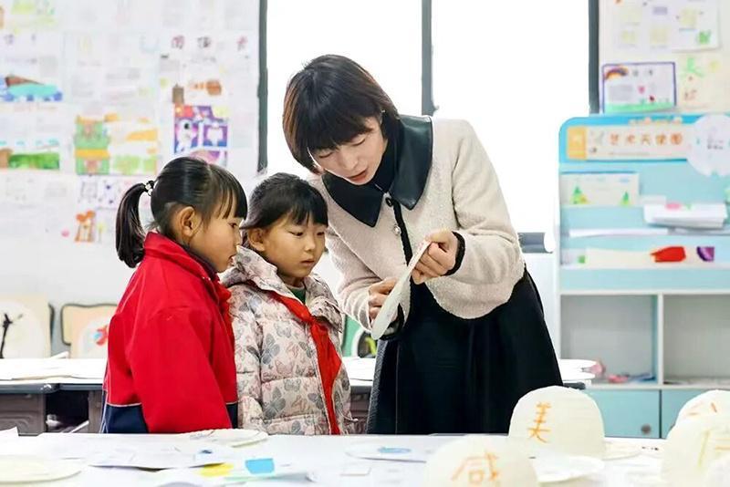 画妈妈的小女孩，和那个转身成为“诗歌妈妈”的羊肉粉店老板娘 情感心理