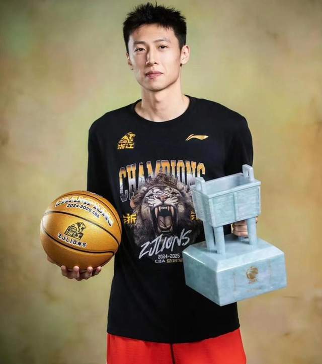  十年后，当年的替补站上了MVP领奖台：两个天才不同命运的真实故事 体育新闻
